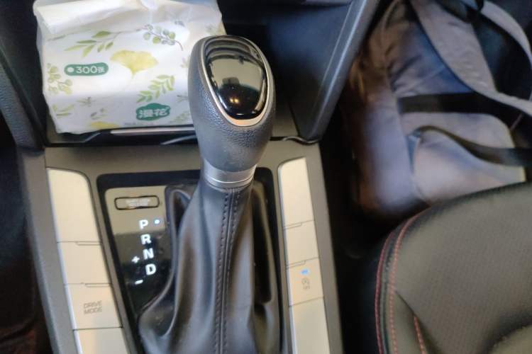 Used Hyundai Elantra (6th Generation / Lingdong) 2016 1.6L Automatic ZhiXuan – Elite Version Gear Lever