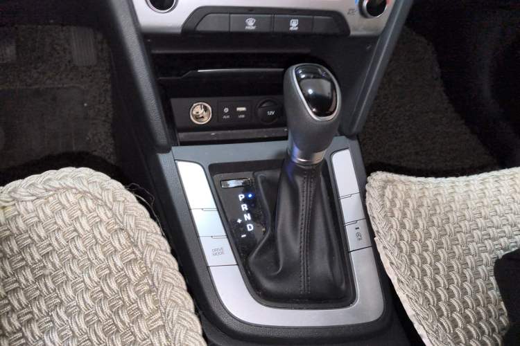 Used Hyundai Elantra (6th Generation / Lingdong) 2016 1.6L Automatic ZhiXuan – Elite Version Gear Lever
