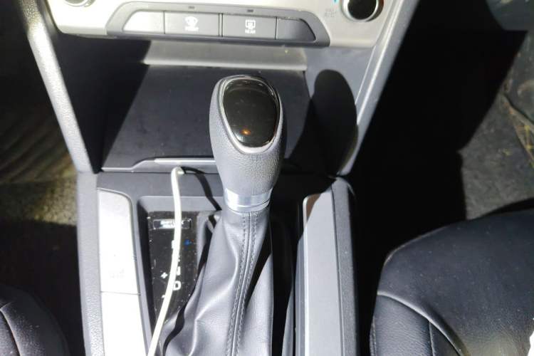 Used Hyundai Elantra (6th Generation / Lingdong) 2016 1.6L Automatic ZhiXuan – Elite Version Gear Lever