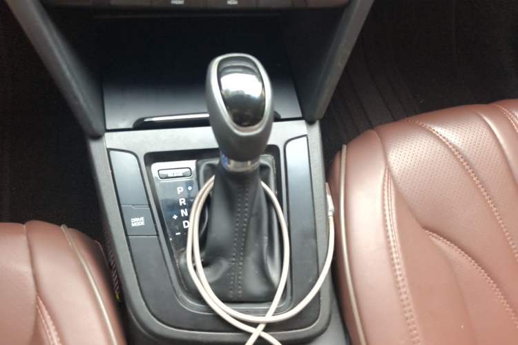 Used Hyundai Elantra (6th Generation / Lingdong) 2016 1.4T Dual-Clutch Xuan Dong · Dynamic Version Gear Lever