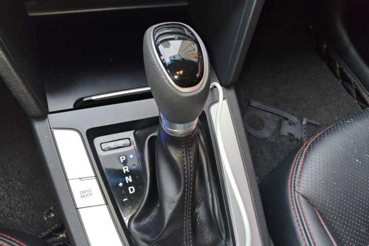 Used Hyundai Elantra (6th Generation / Lingdong) 2016 1.6L Automatic ZhiXuan – Elite Version Gear Lever
