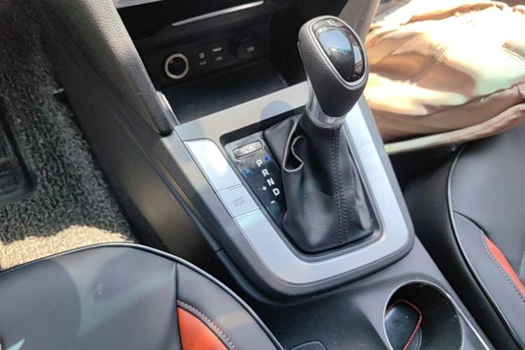 Used Hyundai Elantra (6th Generation / Lingdong) 2016 1.6L Automatic ZhiXuan – Elite Version Gear Lever