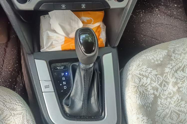 Used Hyundai Elantra (6th Generation / Lingdong) 2016 1.6L Automatic ZhiXuan – Elite Version Gear Lever