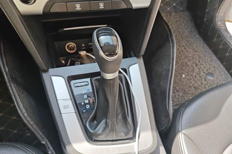 Used Hyundai Elantra (6th Generation / Lingdong) 2016 1.6L Automatic ZhiXuan – Elite Version Gear Lever