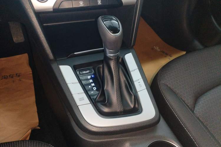 Used Hyundai Elantra (6th Generation / Lingdong) 2016 1.6L Automatic ZhiXuan – Elite Version Gear Lever