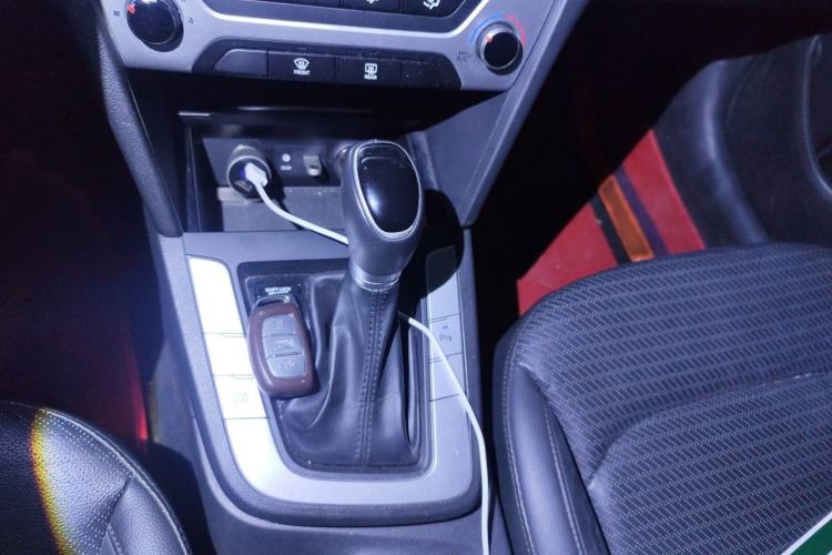 Used Hyundai Elantra (6th Generation / Lingdong) 2016 1.6L Automatic ZhiXuan · Luxury Version Gear Lever