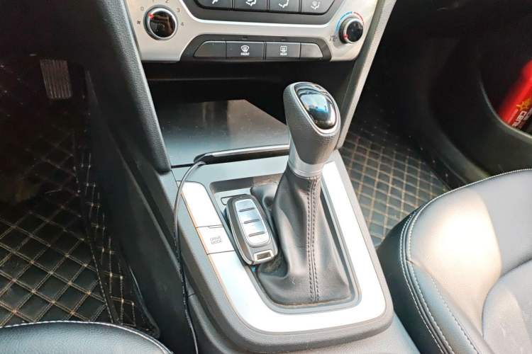 Used Hyundai Elantra (6th Generation / Lingdong) 2016 1.6L Automatic ZhiXuan – Elite Version Gear Lever