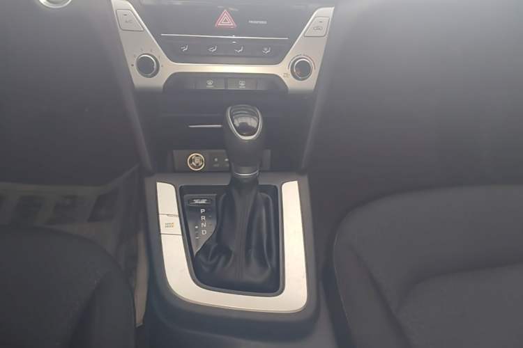 Used Hyundai Elantra (6th Generation / Lingdong) 2016 1.6L Automatic ZhiXuan – Elite Version Gear Lever