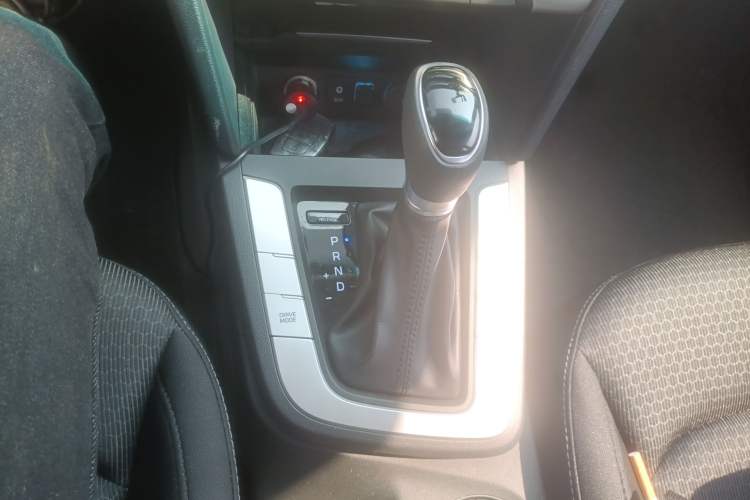 Used Hyundai Elantra (6th Generation / Lingdong) 2016 1.6L Automatic ZhiXuan – Elite Version Gear Lever