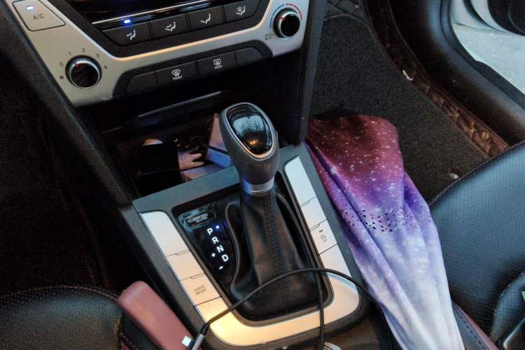Used Hyundai Elantra (6th Generation / Lingdong) 2016 1.6L Automatic ZhiXuan – Elite Version Gear Lever