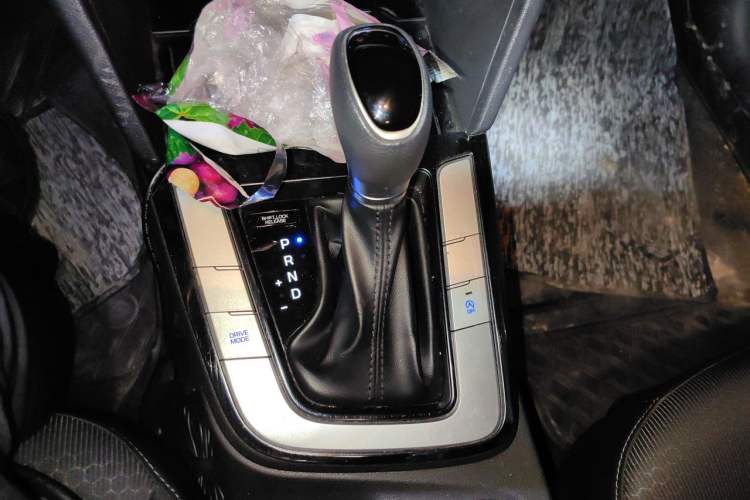 Used Hyundai Elantra (6th Generation / Lingdong) 2016 1.6L Automatic ZhiXuan – Elite Version Gear Lever