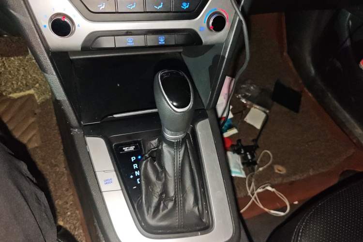 Used Hyundai Elantra (6th Generation / Lingdong) 2016 1.6L Automatic ZhiXuan – Elite Version Gear Lever