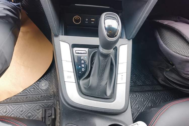 Used Hyundai Elantra (6th Generation / Lingdong) 2016 1.6L Automatic ZhiXuan – Elite Version Gear Lever