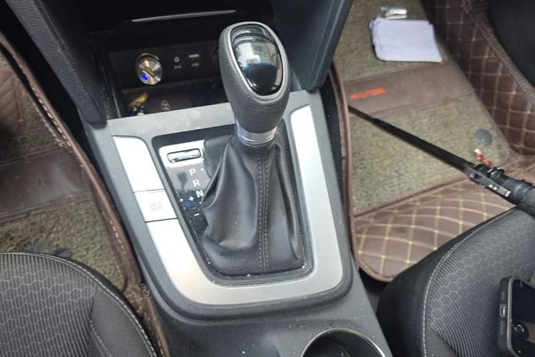 Used Hyundai Elantra (6th Generation / Lingdong) 2016 1.6L Automatic ZhiXuan – Elite Version Gear Lever
