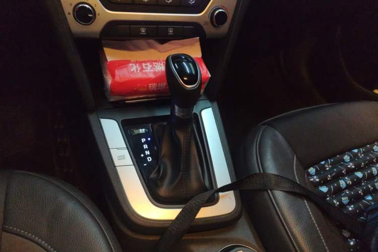 Used Hyundai Elantra (6th Generation / Lingdong) 2016 1.6L Automatic ZhiXuan – Elite Version Gear Lever