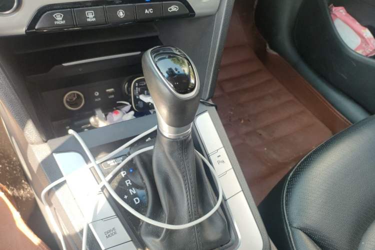 Used Hyundai Elantra (6th Generation / Lingdong) 2016 1.6L Automatic ZhiXuan · Flagship Edition Gear Lever