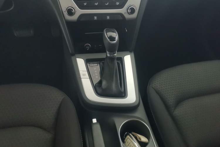 Used Hyundai Elantra (6th Generation / Lingdong) 2016 1.6L Automatic ZhiXuan – Elite Version Gear Lever