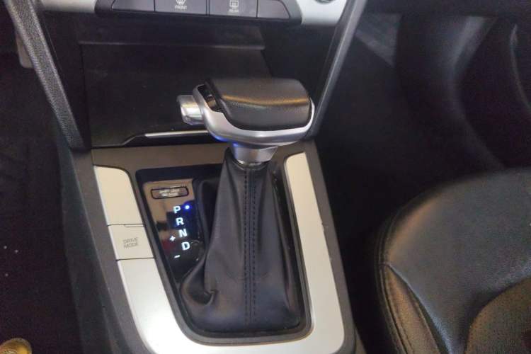 Used Hyundai Elantra (6th Generation / Lingdong) 2016 1.6L Automatic ZhiXuan – Elite Version Gear Lever