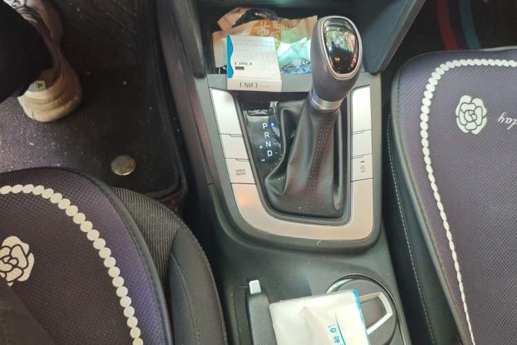 Used Hyundai Elantra (6th Generation / Lingdong) 2016 1.6L Automatic ZhiXuan – Elite Version Gear Lever