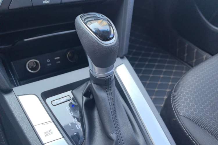 Used Hyundai Elantra (6th Generation / Lingdong) 2016 1.6L Automatic ZhiXuan – Elite Version Gear Lever