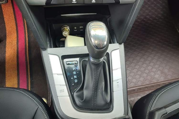 Used Hyundai Elantra (6th Generation / Lingdong) 2016 1.6L Automatic ZhiXuan – Elite Version Gear Lever