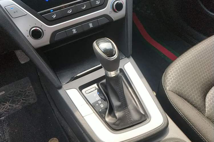 Used Hyundai Elantra (6th Generation / Lingdong) 2016 1.6L Automatic ZhiXuan – Elite Version Gear Lever