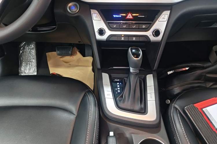 Used Hyundai Elantra (6th Generation / Lingdong) 2016 1.6L Automatic ZhiXuan – Elite Version Gear Lever