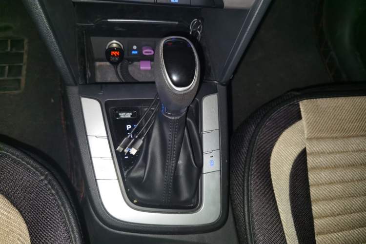 Used Hyundai Elantra (6th Generation / Lingdong) 2016 1.6L Automatic ZhiXuan – Elite Version Gear Lever