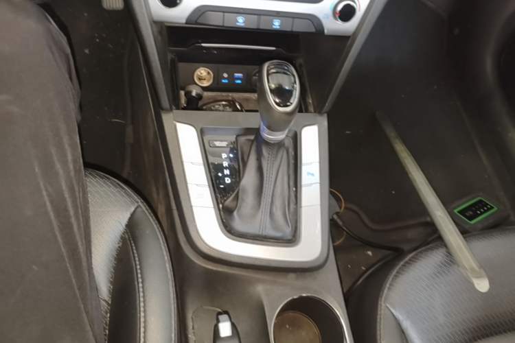 Used Hyundai Elantra (6th Generation / Lingdong) 2016 1.6L Automatic ZhiXuan · Luxury Version Gear Lever