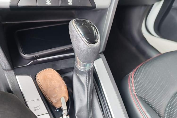 Used Hyundai Elantra (6th Generation / Lingdong) 2016 1.6L Automatic ZhiXuan – Elite Version Gear Lever