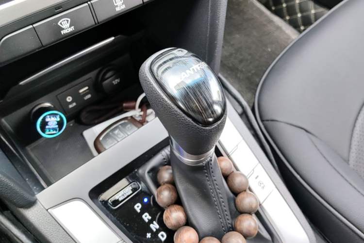 Used Hyundai Elantra (6th Generation / Lingdong) 2016 1.6L Automatic ZhiXuan – Elite Version Gear Lever