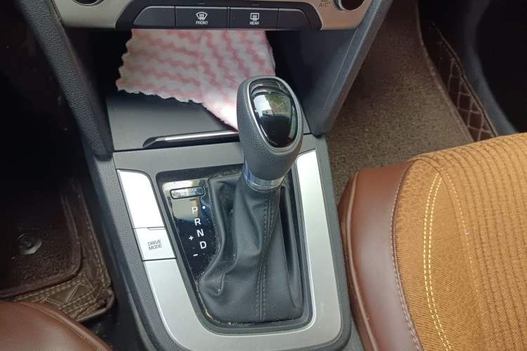 Used Hyundai Elantra (6th Generation / Lingdong) 2016 1.6L Automatic ZhiXuan – Elite Version Gear Lever