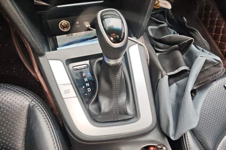 Used Hyundai Elantra (6th Generation / Lingdong) 2016 1.6L Automatic ZhiXuan – Elite Version Gear Lever