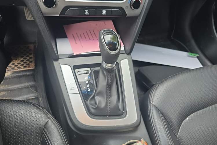 Used Hyundai Elantra (6th Generation / Lingdong) 2016 1.6L Automatic ZhiXuan – Elite Version Gear Lever