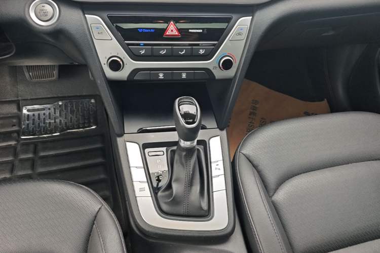 Used Hyundai Elantra (6th Generation / Lingdong) 2016 1.6L Automatic ZhiXuan · Luxury Version Gear Lever