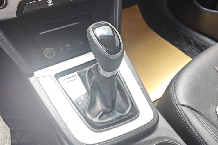 Used Hyundai Elantra (6th Generation / Lingdong) 2016 1.6L Automatic ZhiXuan – Elite Version Gear Lever