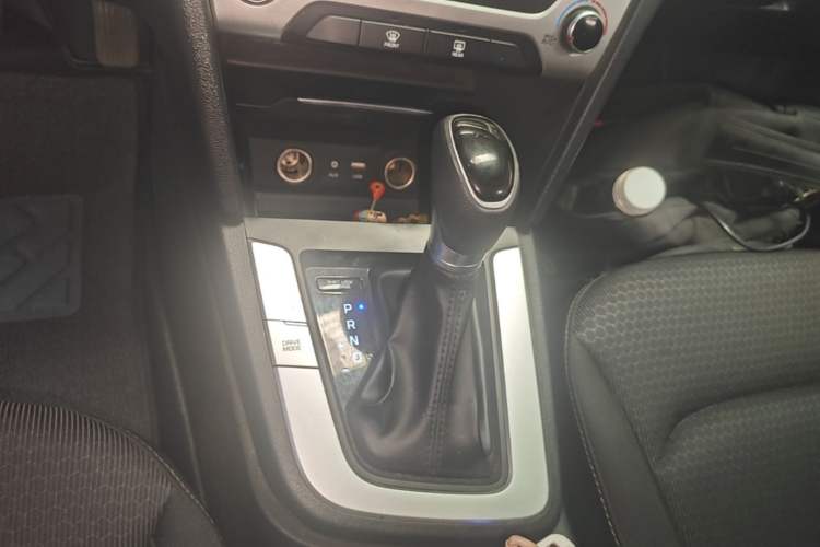 Used Hyundai Elantra (6th Generation / Lingdong) 2016 1.6L Automatic ZhiXuan – Elite Version Gear Lever