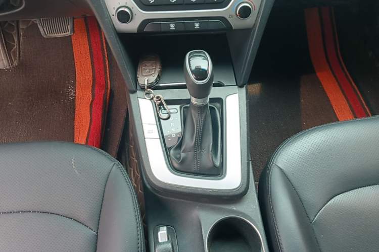 Used Hyundai Elantra (6th Generation / Lingdong) 2016 1.6L Automatic ZhiXuan – Elite Version Gear Lever