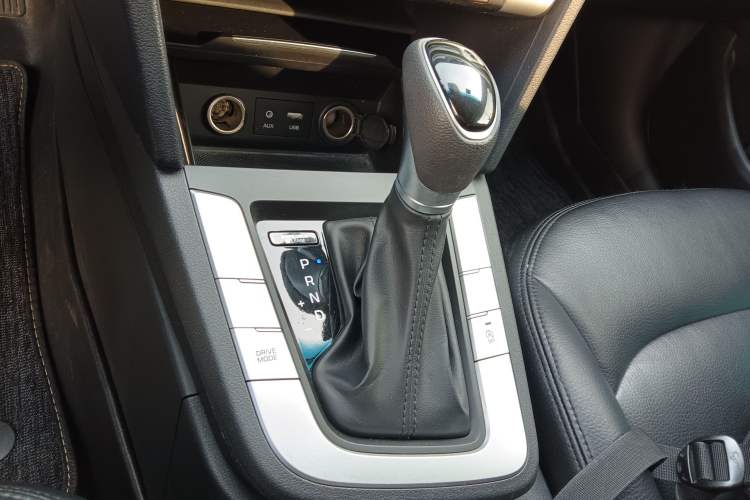 Used Hyundai Elantra (6th Generation / Lingdong) 2016 1.6L Automatic ZhiXuan – Elite Version Gear Lever