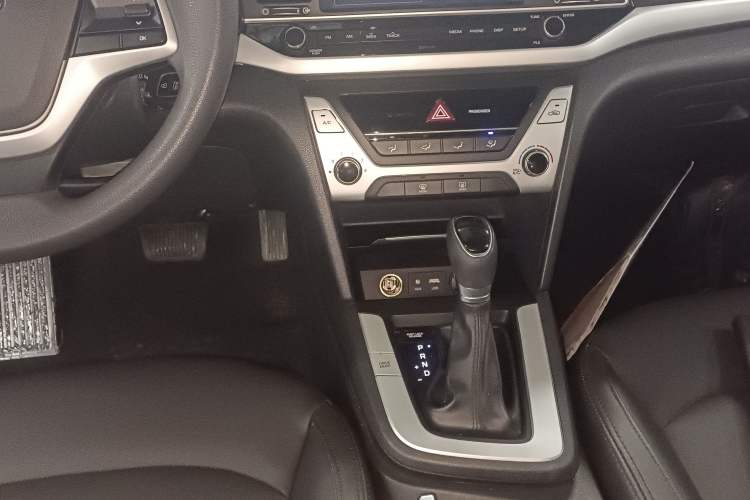 Used Hyundai Elantra (6th Generation / Lingdong) 2016 1.6L Automatic ZhiXuan – Elite Version Gear Lever