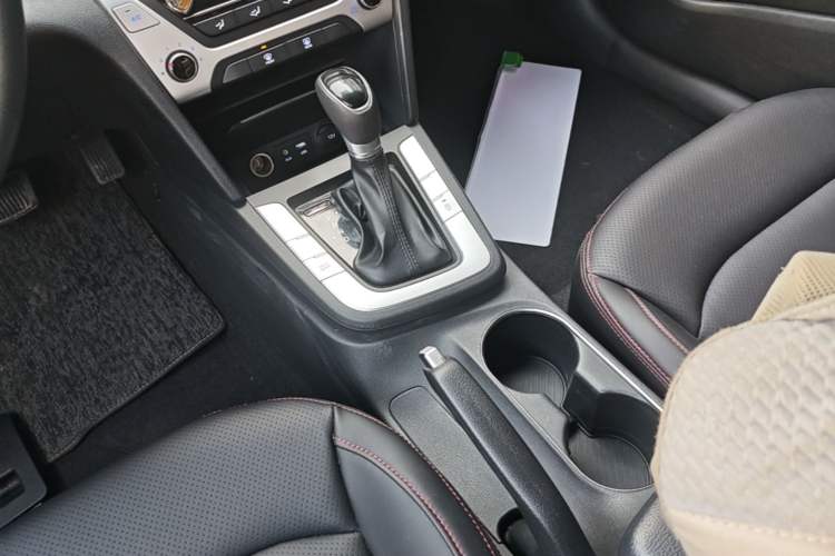 Used Hyundai Elantra (6th Generation / Lingdong) 2016 1.6L Automatic ZhiXuan – Elite Version Gear Lever
