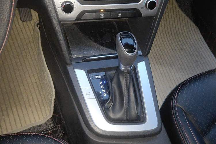 Used Hyundai Elantra (6th Generation / Lingdong) 2016 1.6L Automatic ZhiXuan – Elite Version Gear Lever