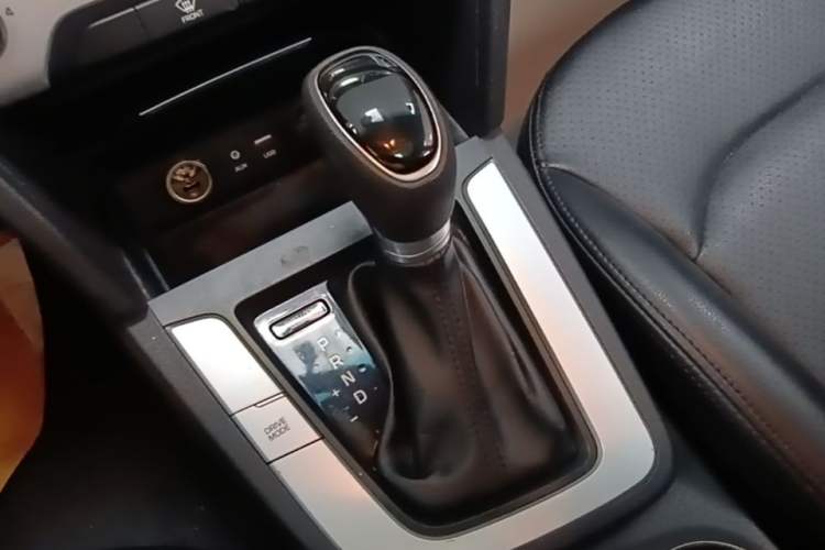 Used Hyundai Elantra (6th Generation / Lingdong) 2016 1.6L Automatic ZhiXuan – Elite Version Gear Lever