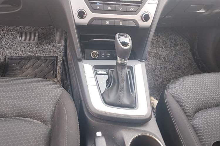 Used Hyundai Elantra (6th Generation / Lingdong) 2016 1.6L Automatic ZhiXuan – Elite Version Gear Lever