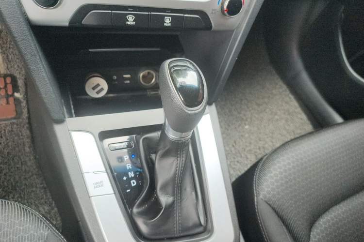 Used Hyundai Elantra (6th Generation / Lingdong) 2016 1.6L Automatic ZhiXuan – Elite Version Gear Lever