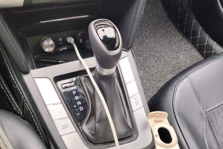 Used Hyundai Elantra (6th Generation / Lingdong) 2016 1.6L Automatic ZhiXuan – Elite Version Gear Lever