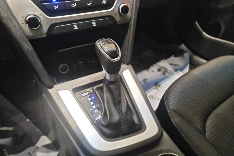 Used Hyundai Elantra (6th Generation / Lingdong) 2016 1.6L Automatic ZhiXuan – Elite Version Gear Lever