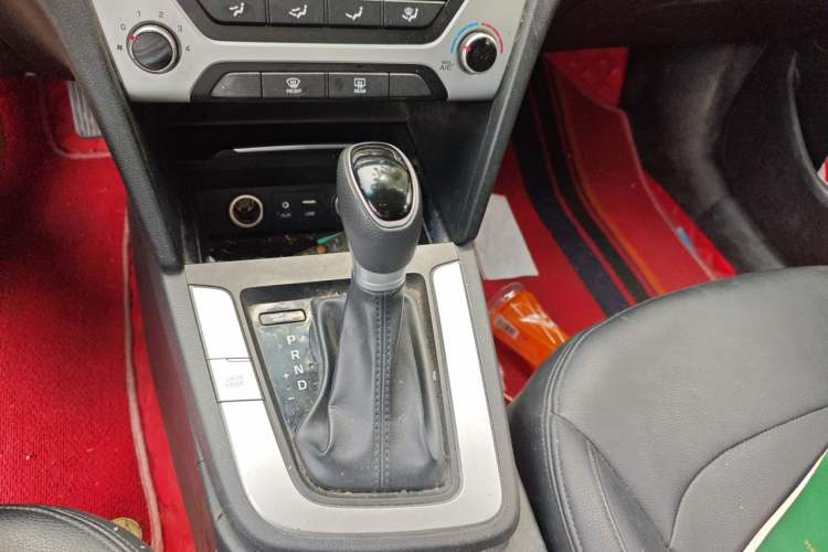 Used Hyundai Elantra (6th Generation / Lingdong) 2016 1.6L Automatic ZhiXuan – Elite Version Gear Lever