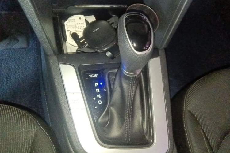 Used Hyundai Elantra (6th Generation / Lingdong) 2016 1.6L Automatic ZhiXuan – Elite Version Gear Lever