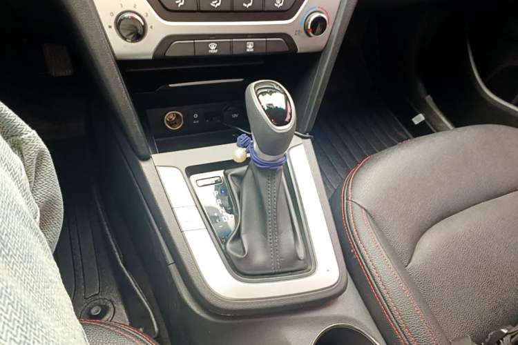 Used Hyundai Elantra (6th Generation / Lingdong) 2016 1.6L Automatic ZhiXuan – Elite Version Gear Lever